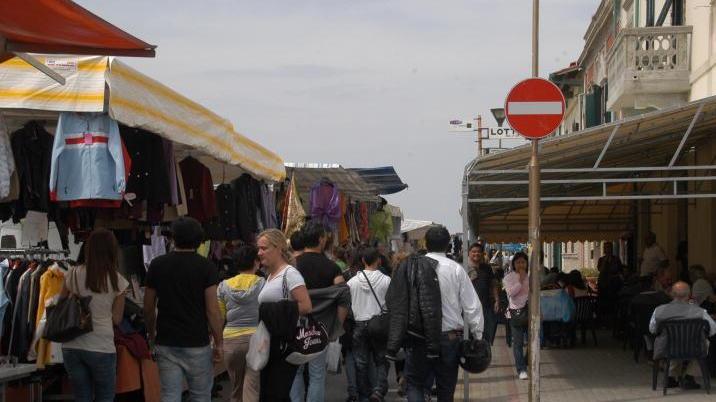 Oggi torna il mercato sul lungomare di Marina di Pisa