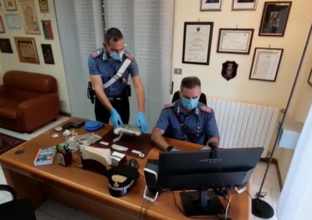 Quattro chili di “erba” nascosti nei trolley: arrestati tre giovani 