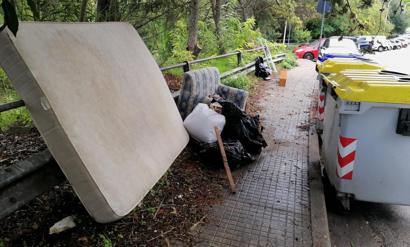 Via Carso trasformata in discarica