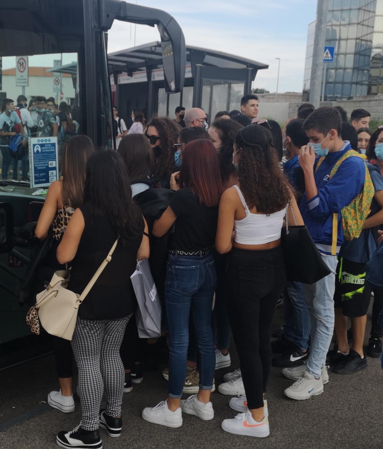 Sui bus come sardine: dilaga lo sciopero