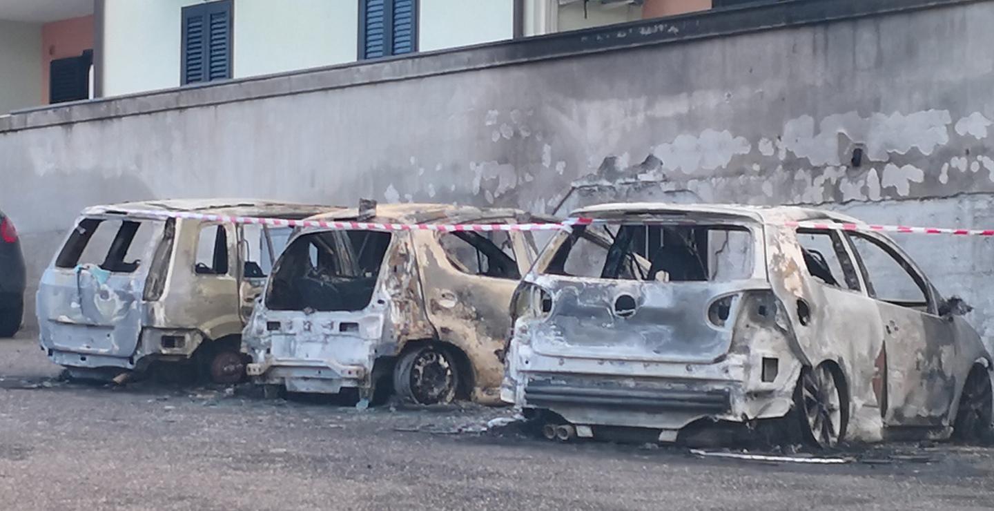 Bosa, notte di fuoco tre auto in fiamme 