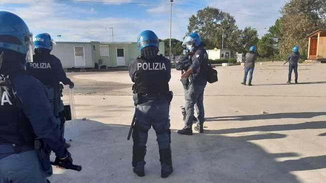Covid:nuova sassaiola contro poliziotti tendopoli Calabria