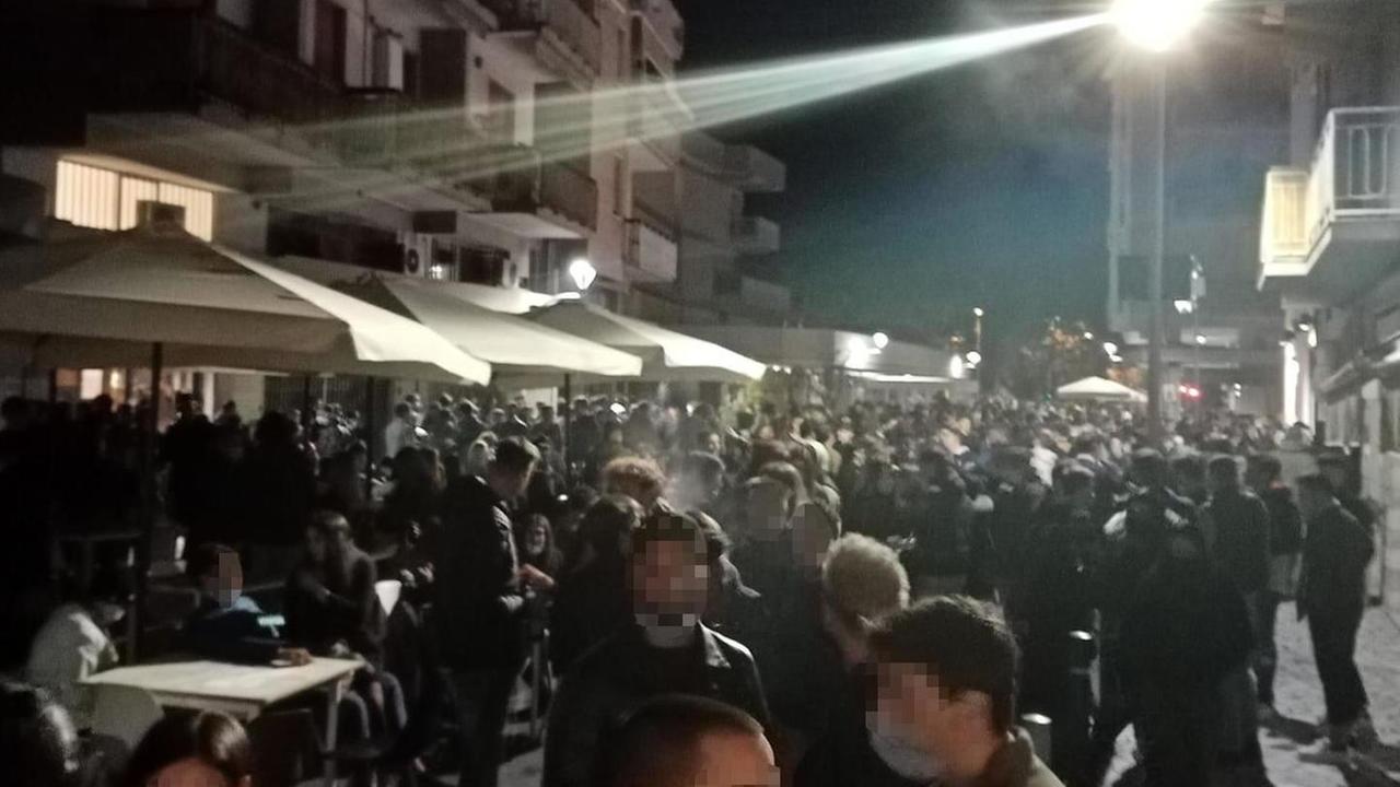 Il locale chiude, i ragazzi restano in strada: la situazione a Marina di Carrara