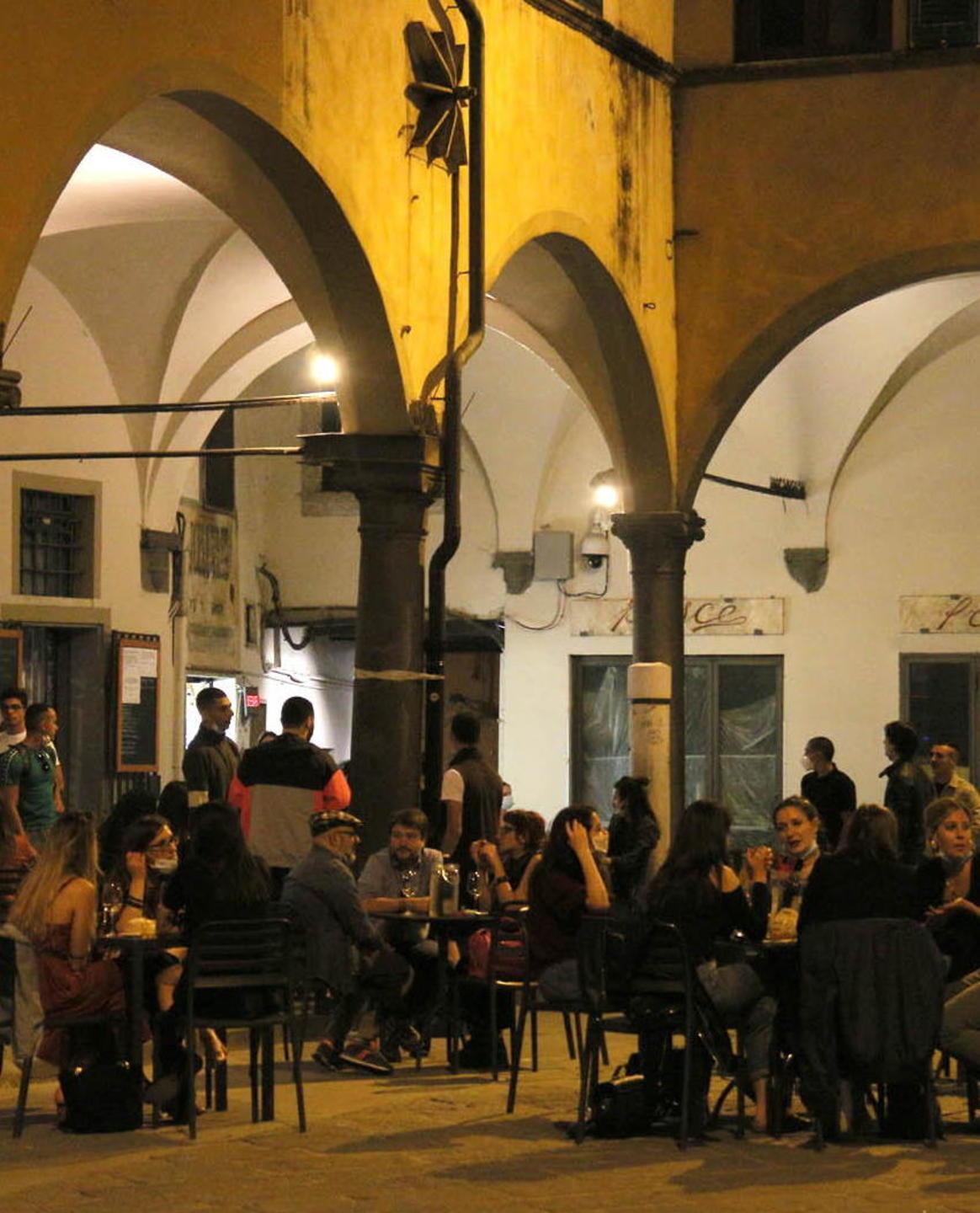 Aggredito da cinque persone con una scarica di calci e pugni 