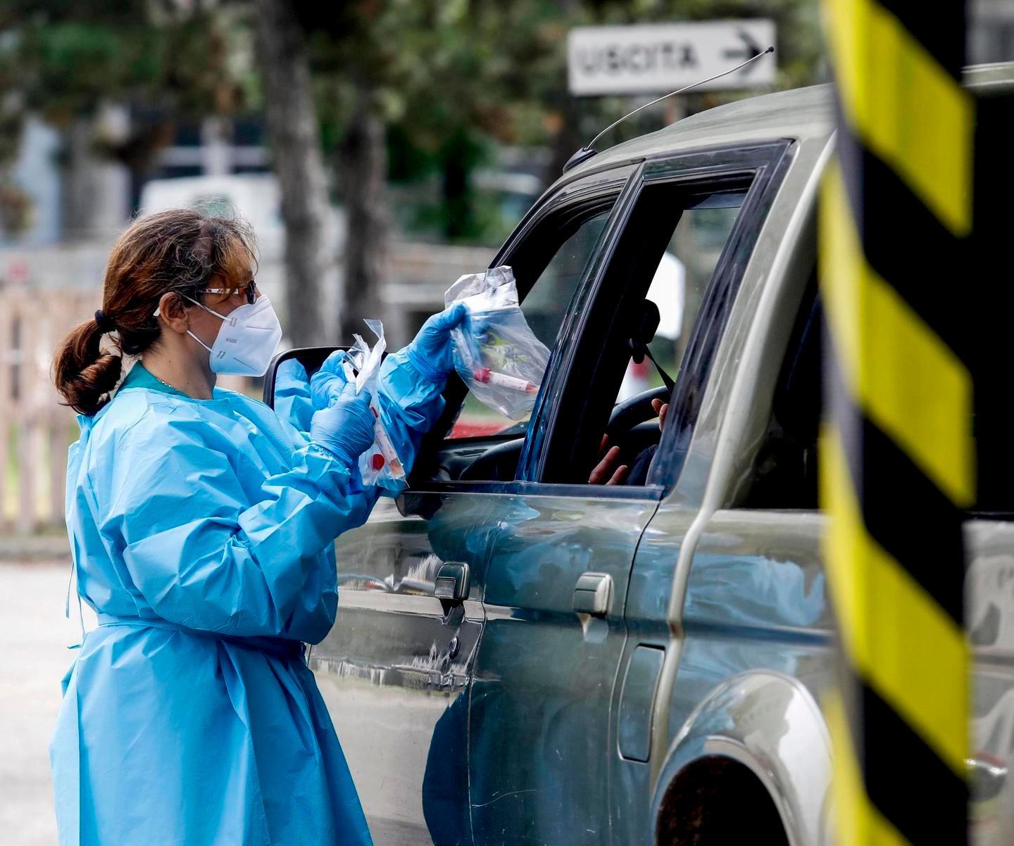Pasticcio tamponi, appuntamenti fantasma ai drive through dopo la prenotazione
