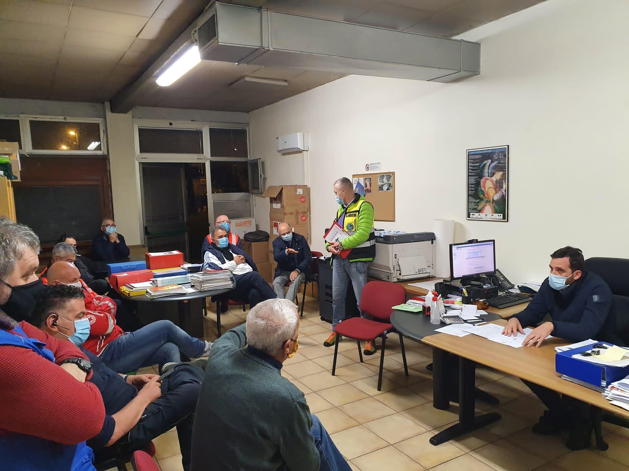 Il sindaco Tomasi (a destra, seduto) ad una riunione del Coc