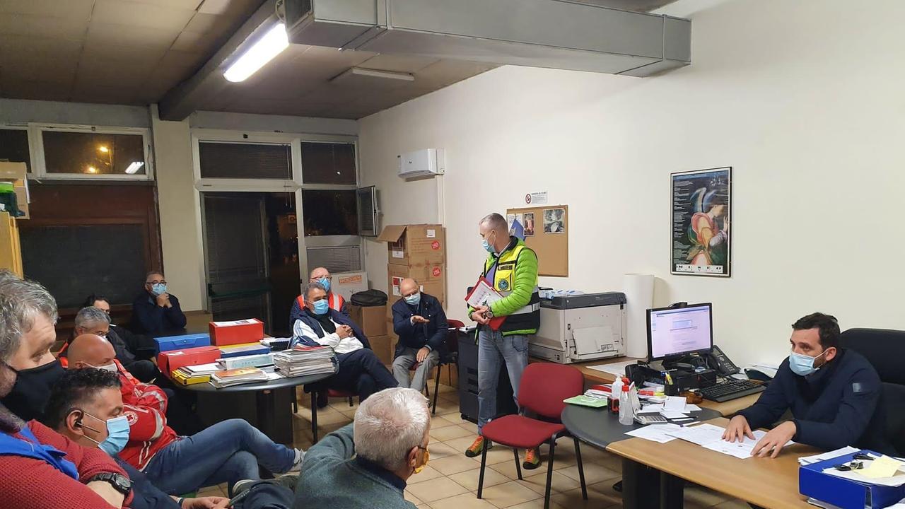 Il sindaco Tomasi (a destra, seduto) ad una riunione del Coc