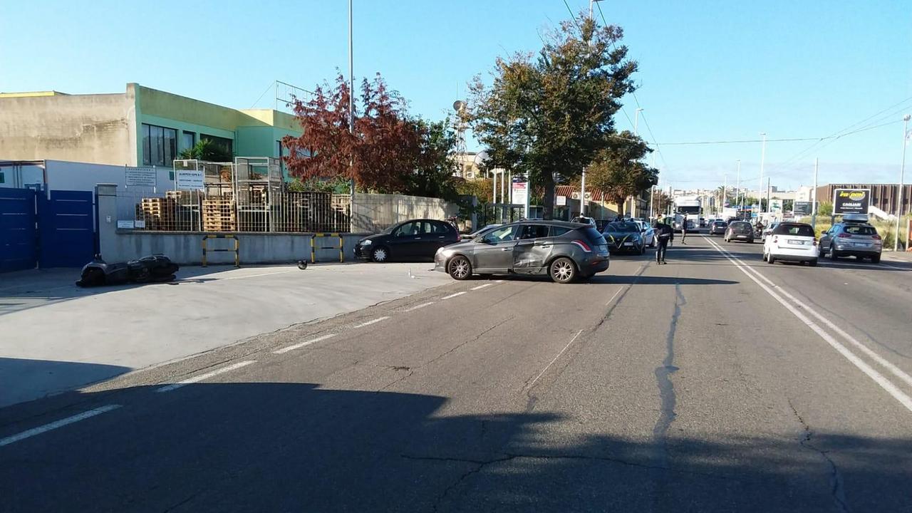 Un'auto fa inversione di marcia e travolge una moto: centauro in ospedale a Cagliari