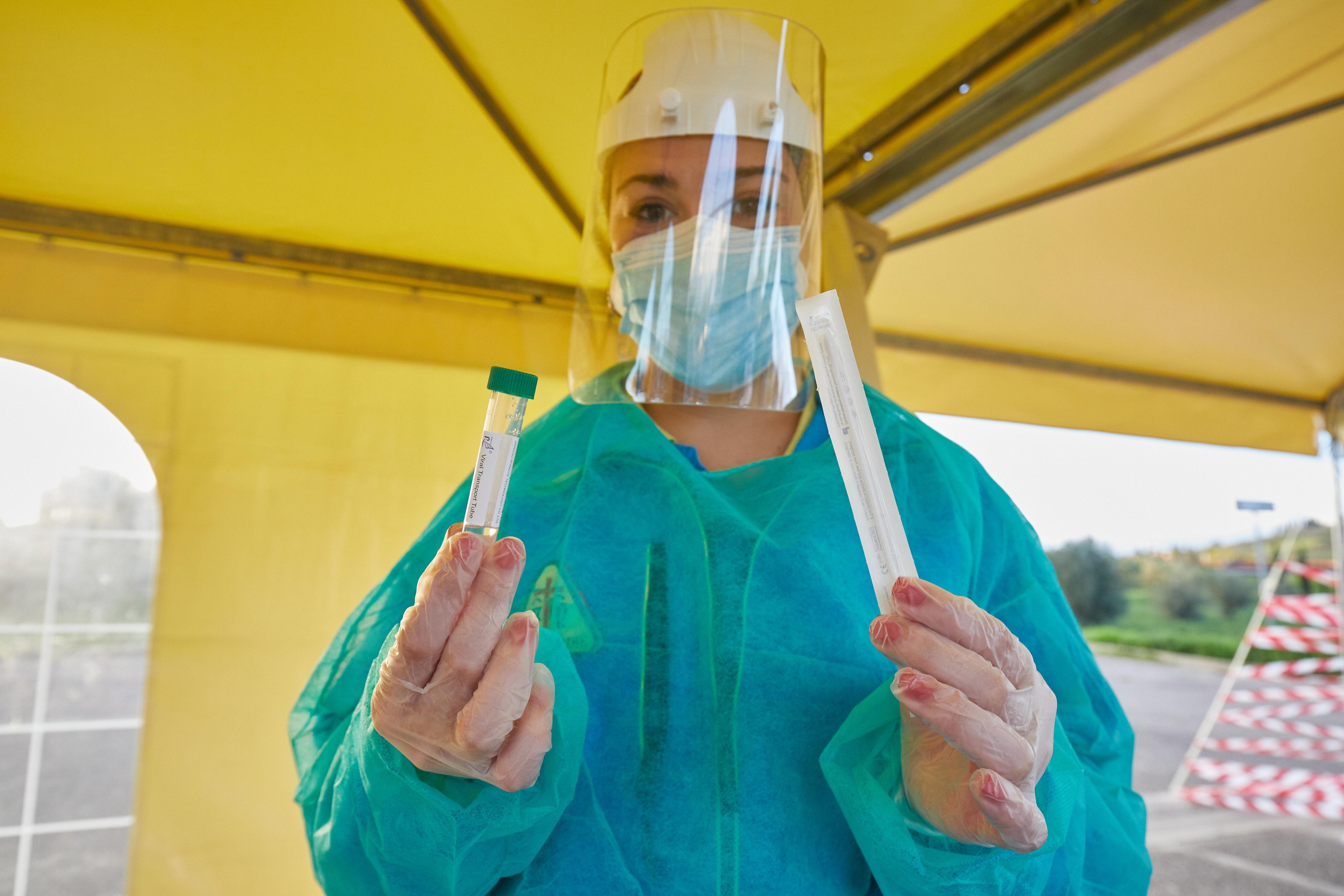 Un'infermiera della Misericordia mostra un tampone covid (foto Sestini)