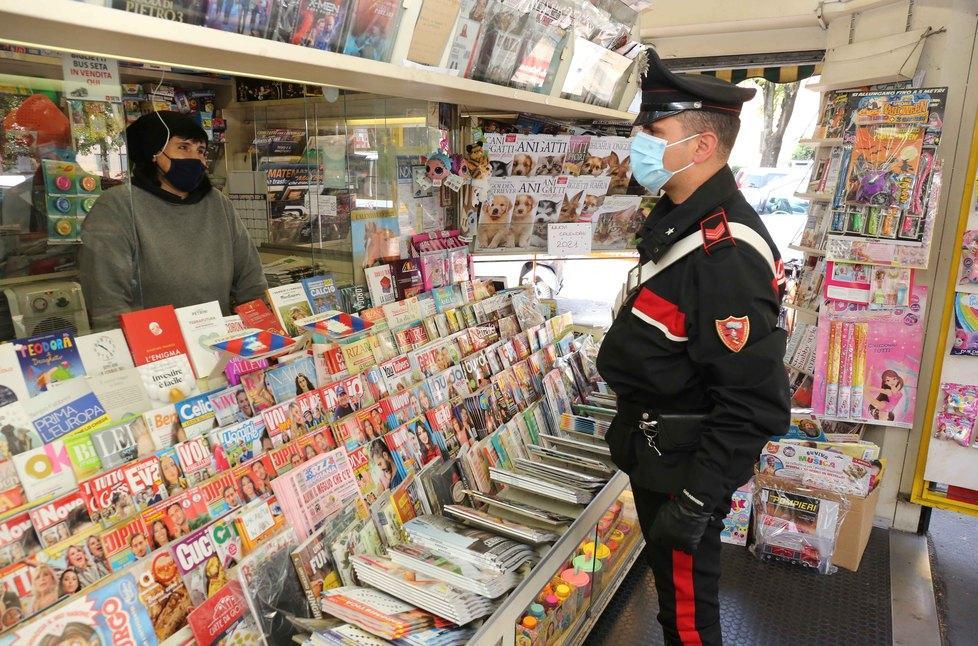 Rapina all’edicola di via Emilia Ospizio, la titolare: «Ho pianto, terrorizzata da quel giovane» 