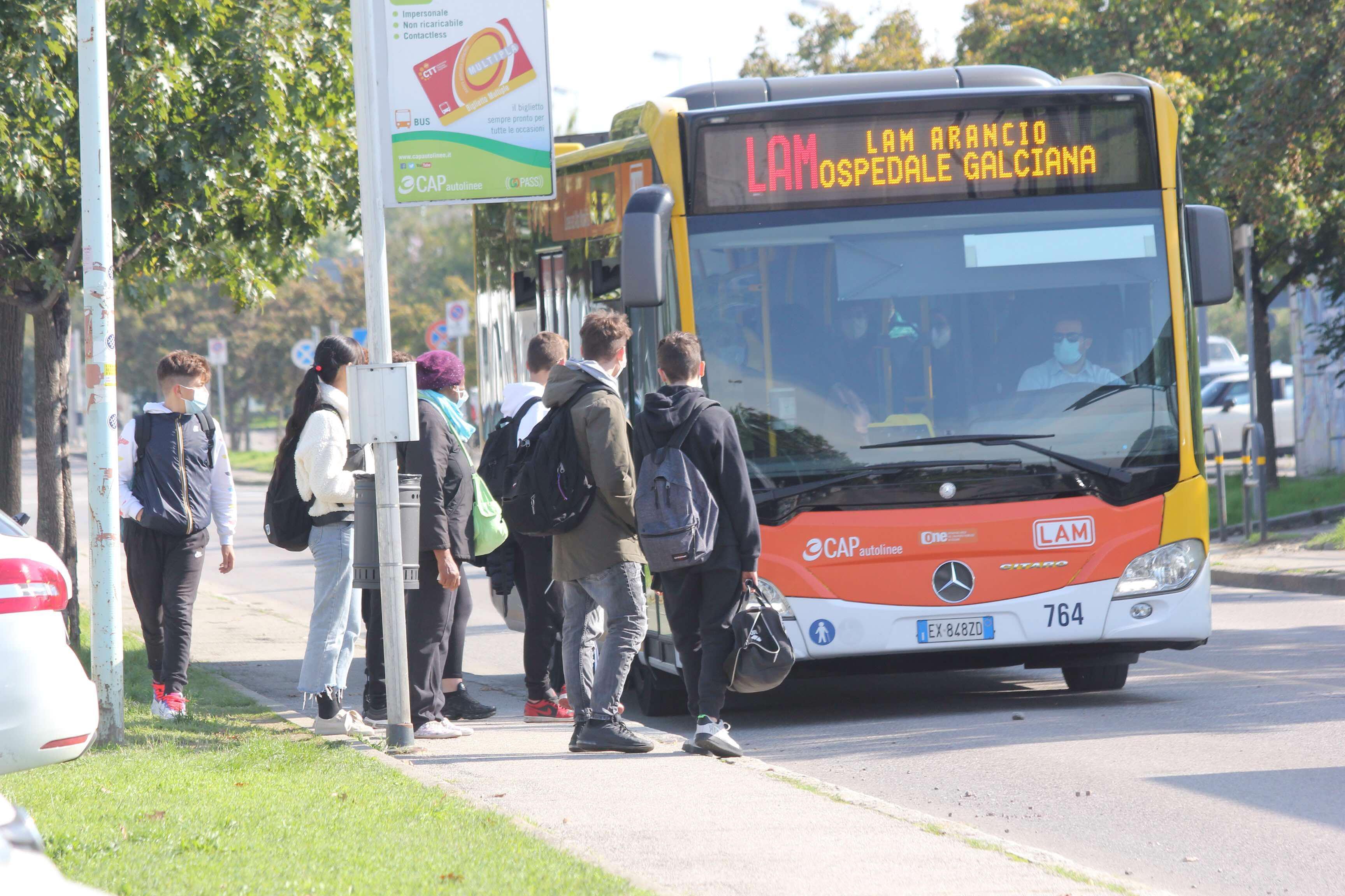 Alla fermata dell'autobus del polo scolastico di via Reggiana pochi disciplinati studenti