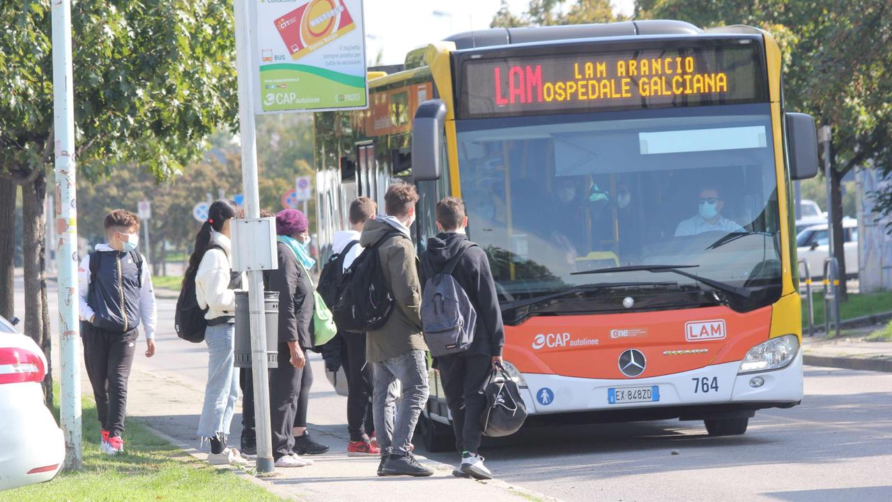 Alla fermata dell'autobus del polo scolastico di via Reggiana pochi disciplinati studenti