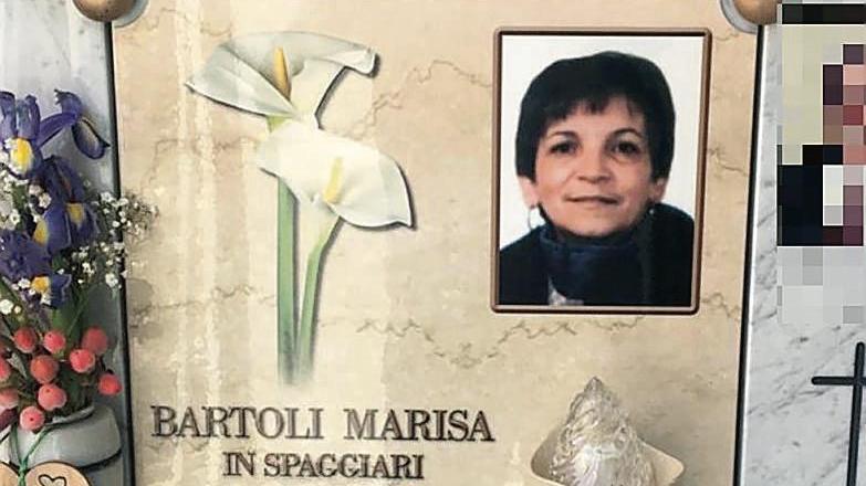 Va al cimitero e scopre il furto della lapide della moglie