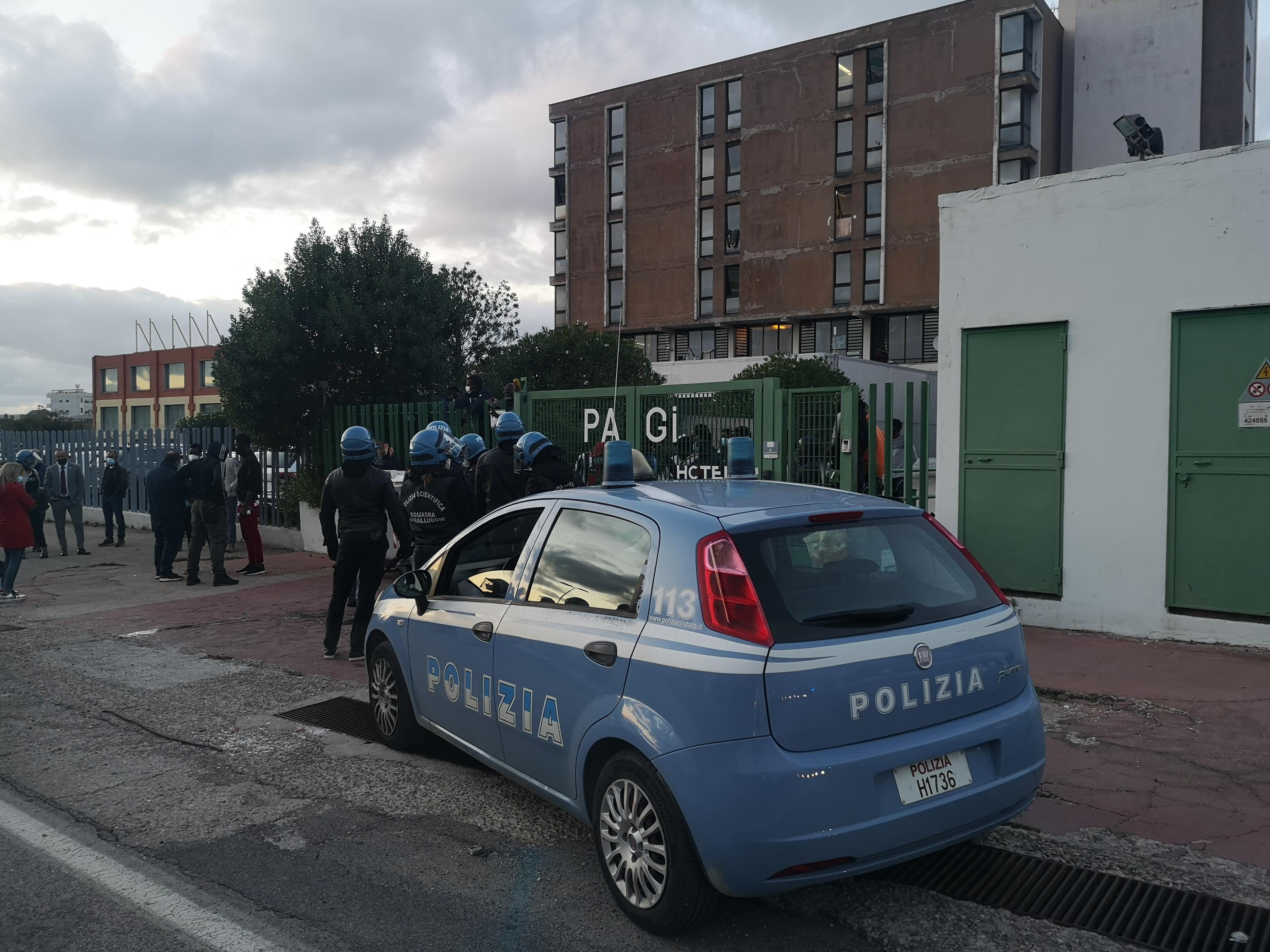Covid, di nuovo tensione al centro migranti di Sassari: in rivolta i 67 positivi