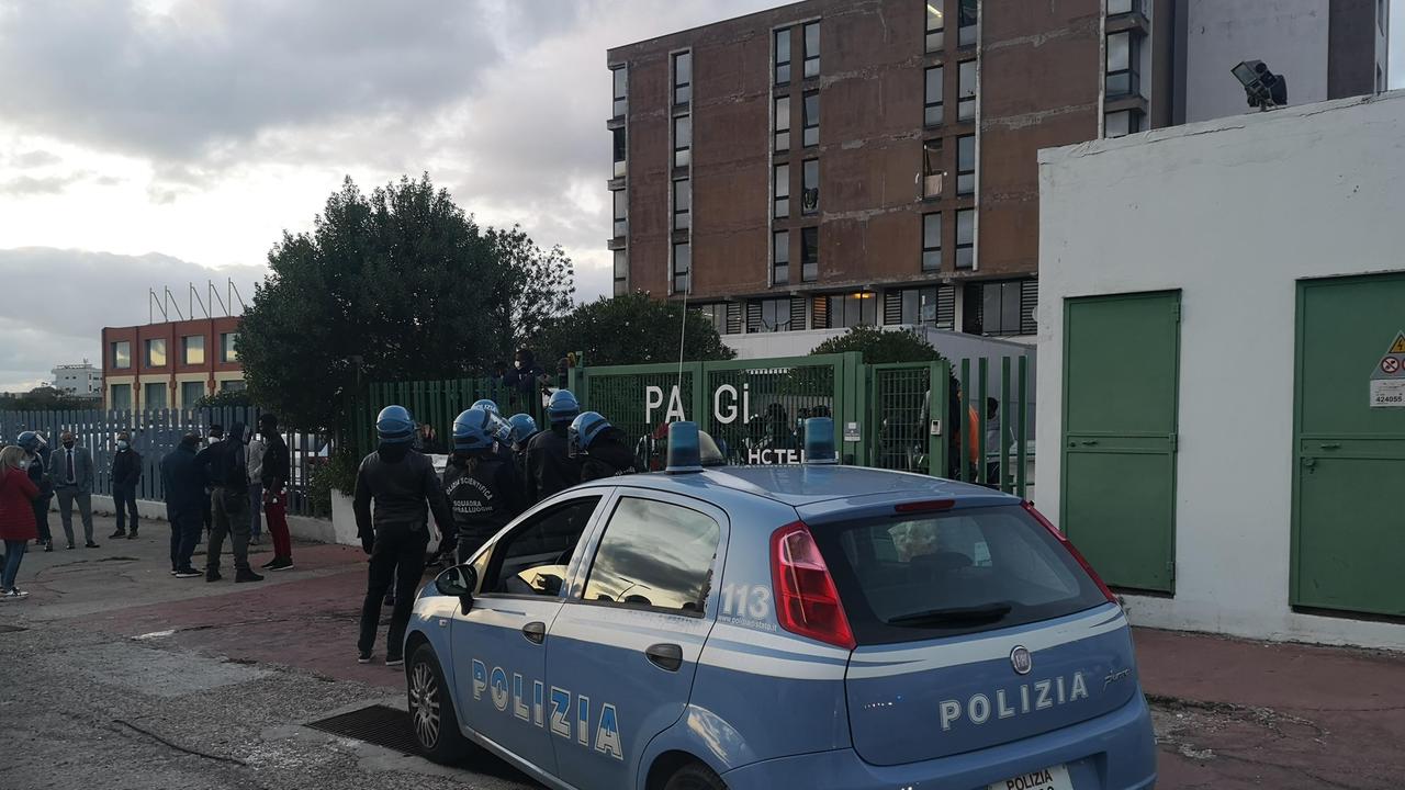 Covid, di nuovo tensione al centro migranti di Sassari: in rivolta i 67 positivi