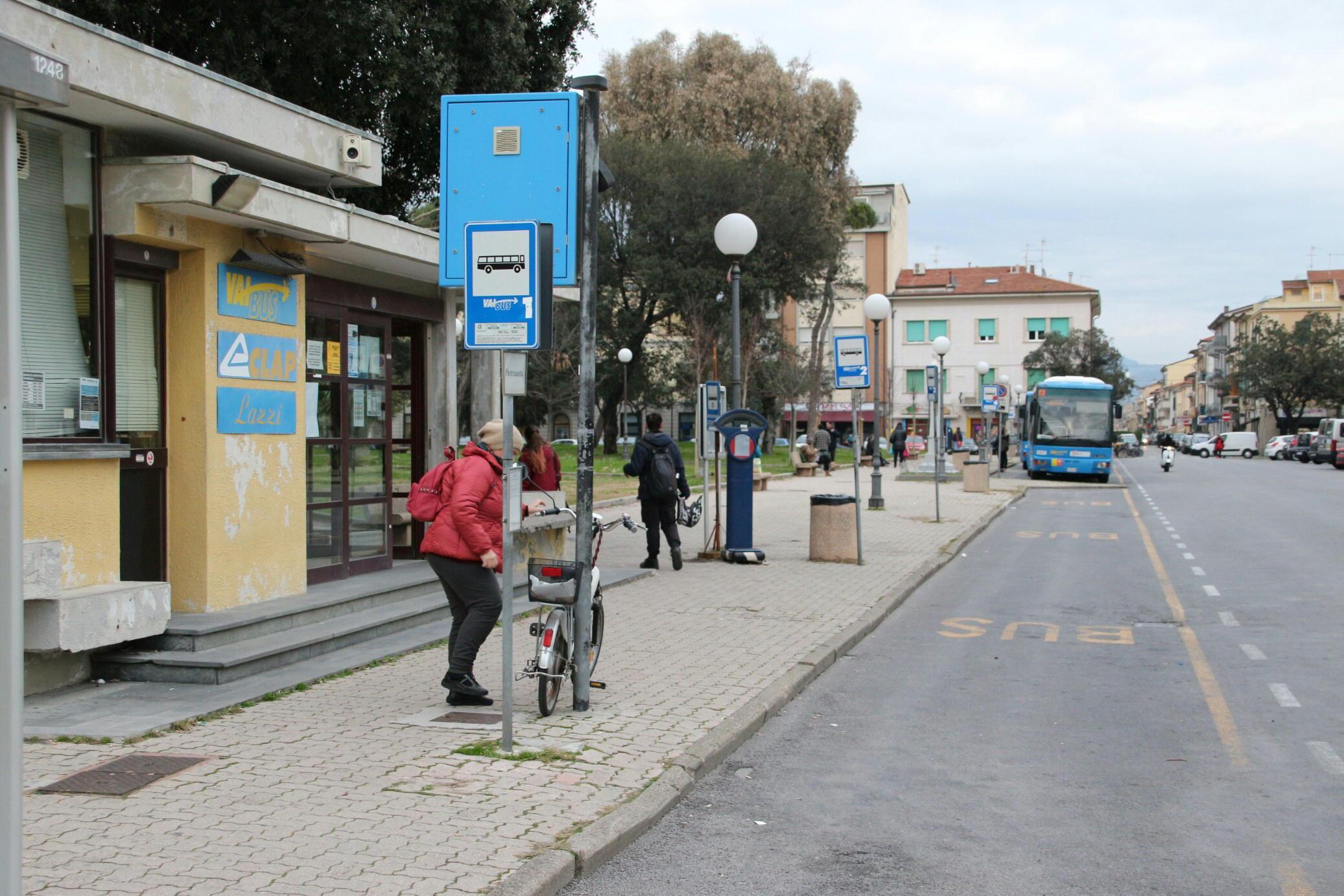Muore sul bus ma nessuno se ne accorge fino al capolinea 