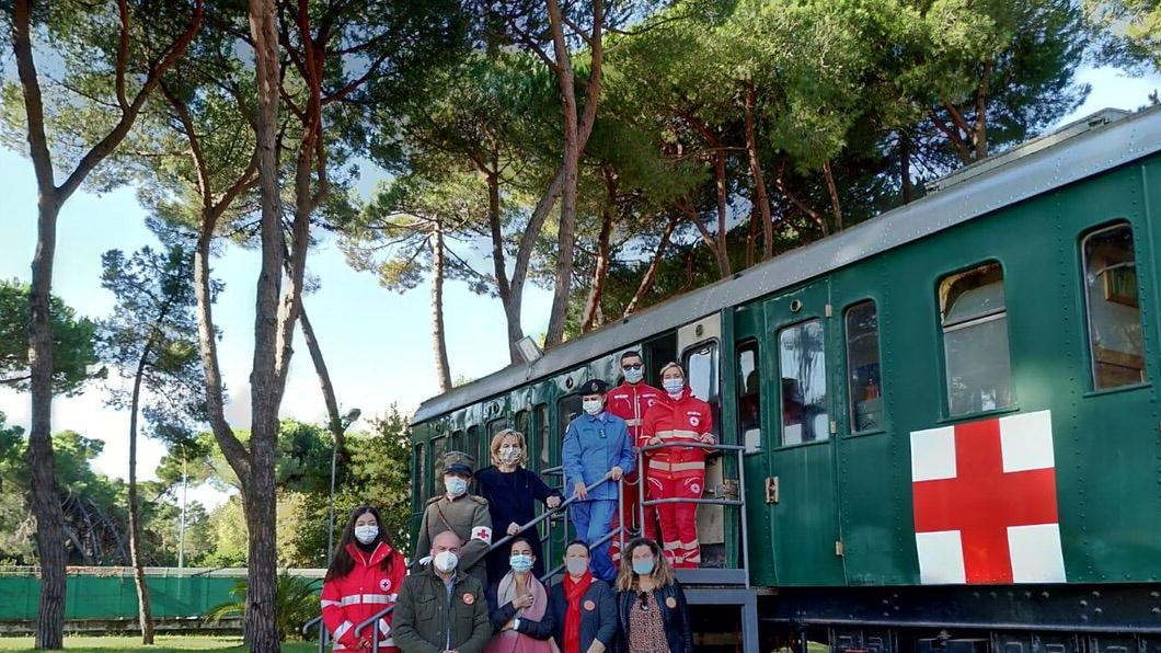 Fai, in tanti a vedere il treno soccorso della Croce Rossa