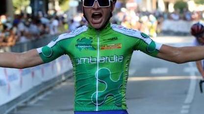 Montoli è il più veloce di tutti sprint sulle vie di Montignoso e si lascia Galli alle spalle