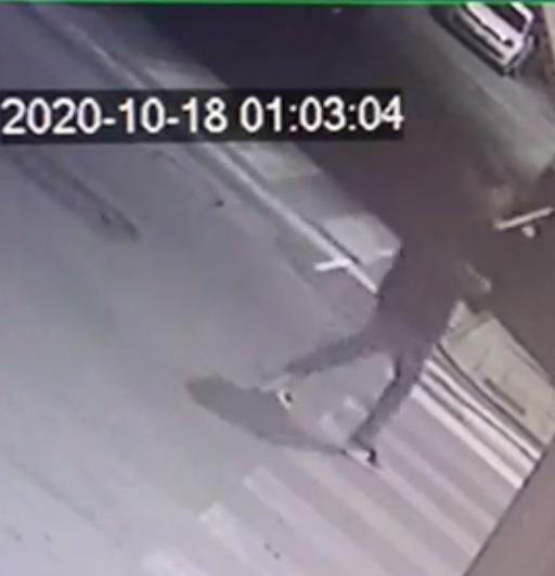In giro di notte per via Coppino con una spranga in mano