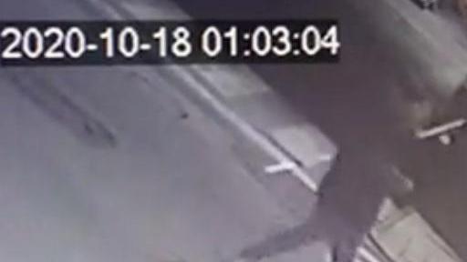In giro di notte per via Coppino con una spranga in mano