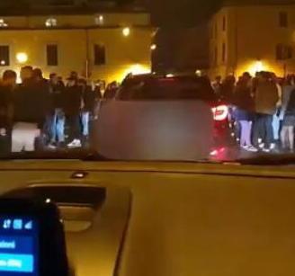 Genitori imbottigliati in auto e un pessimo biglietto da visita