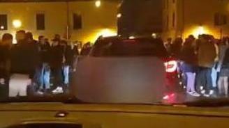 Genitori imbottigliati in auto e un pessimo biglietto da visita