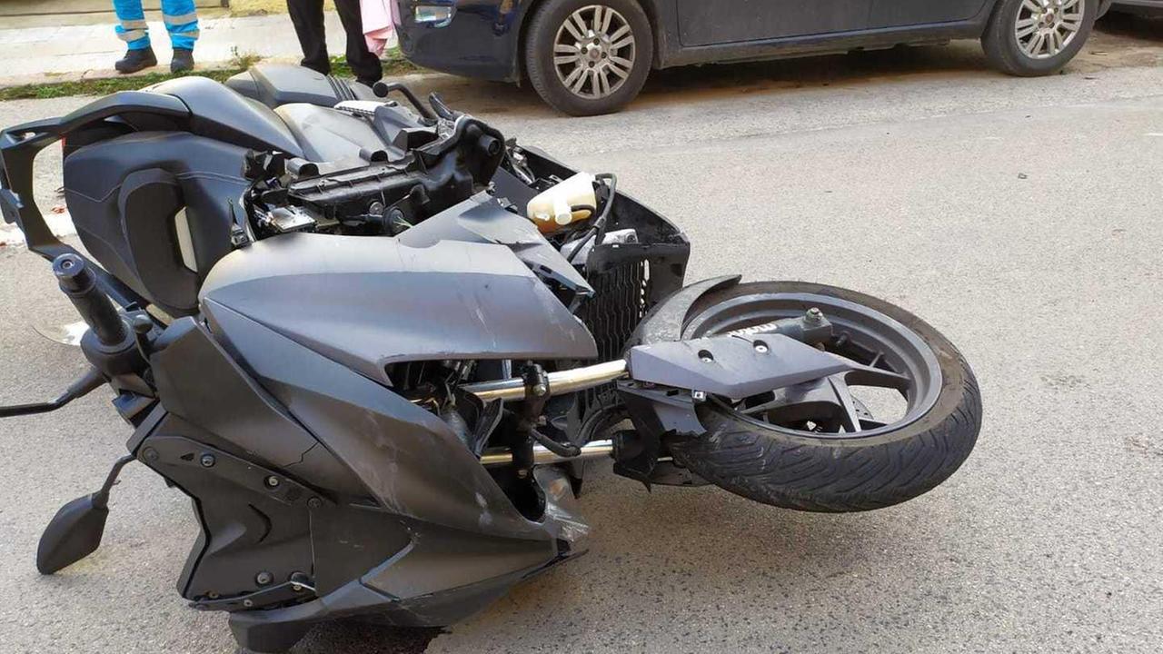 Motociclista di 46 anni ferito nello scontro con un’auto