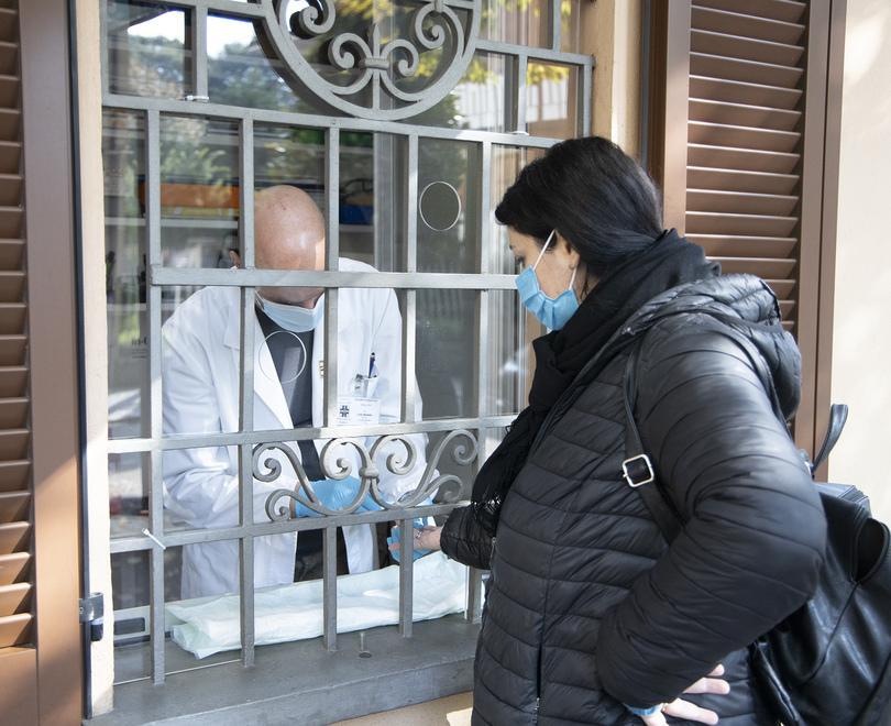 Test rapidi in farmacia, boom di prenotazioni «Atto di responsabilità» 