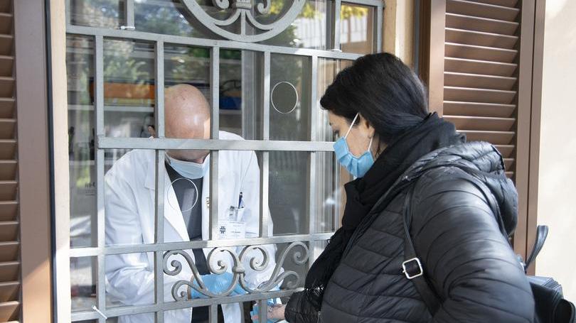 Test rapidi in farmacia, boom di prenotazioni «Atto di responsabilità»