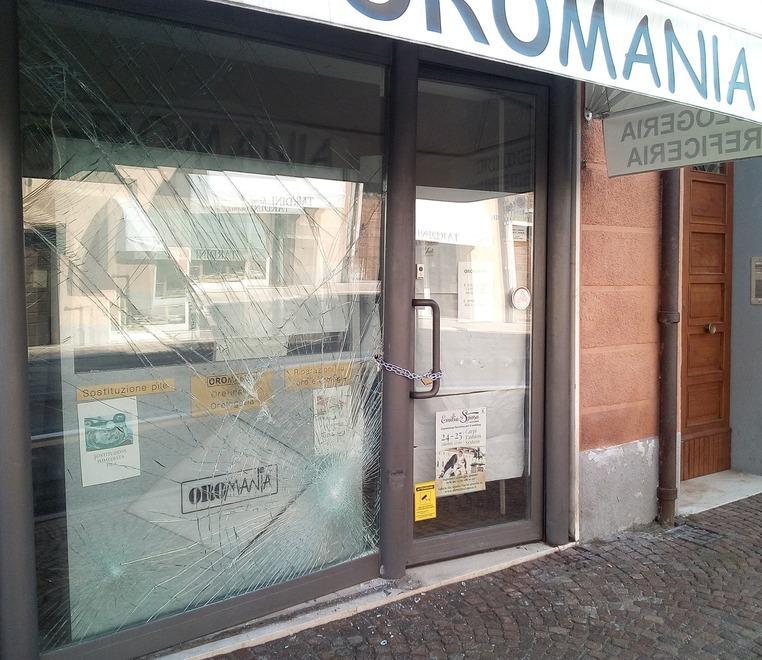 Carpi Gioielleria razziata in pieno centro Vetrata sfondata per rubare l’oro