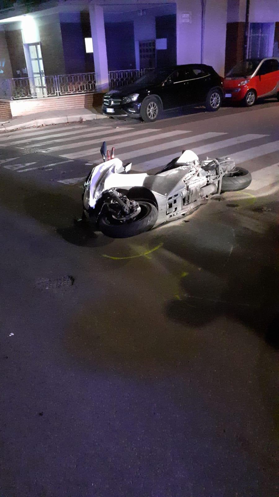 Lo scooter a terra in viale Adua