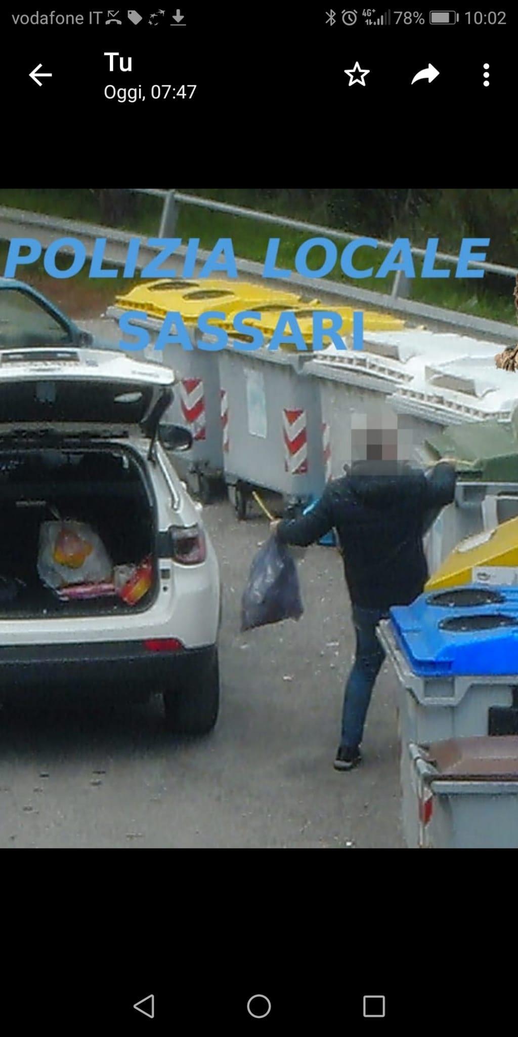 Un'eloquente immagine ricavata dalla Polizia locale di Sassari dai filmati delle telecamere