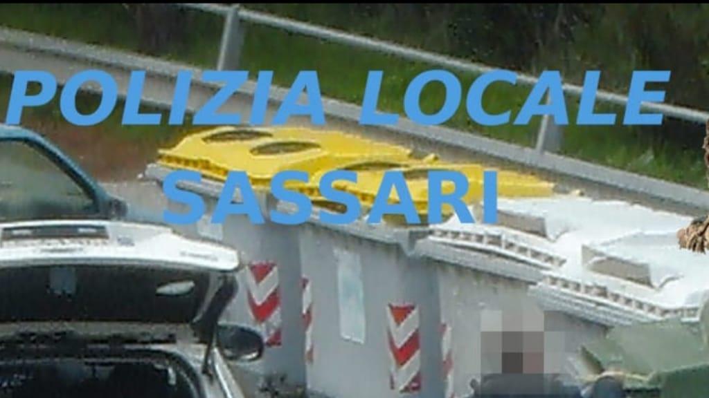 Un'eloquente immagine ricavata dalla Polizia locale di Sassari dai filmati delle telecamere