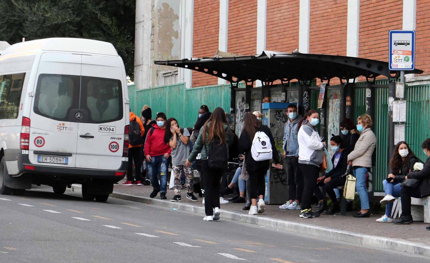 Assembramenti sotto controllo: «Meglio tornare subito a casa» 