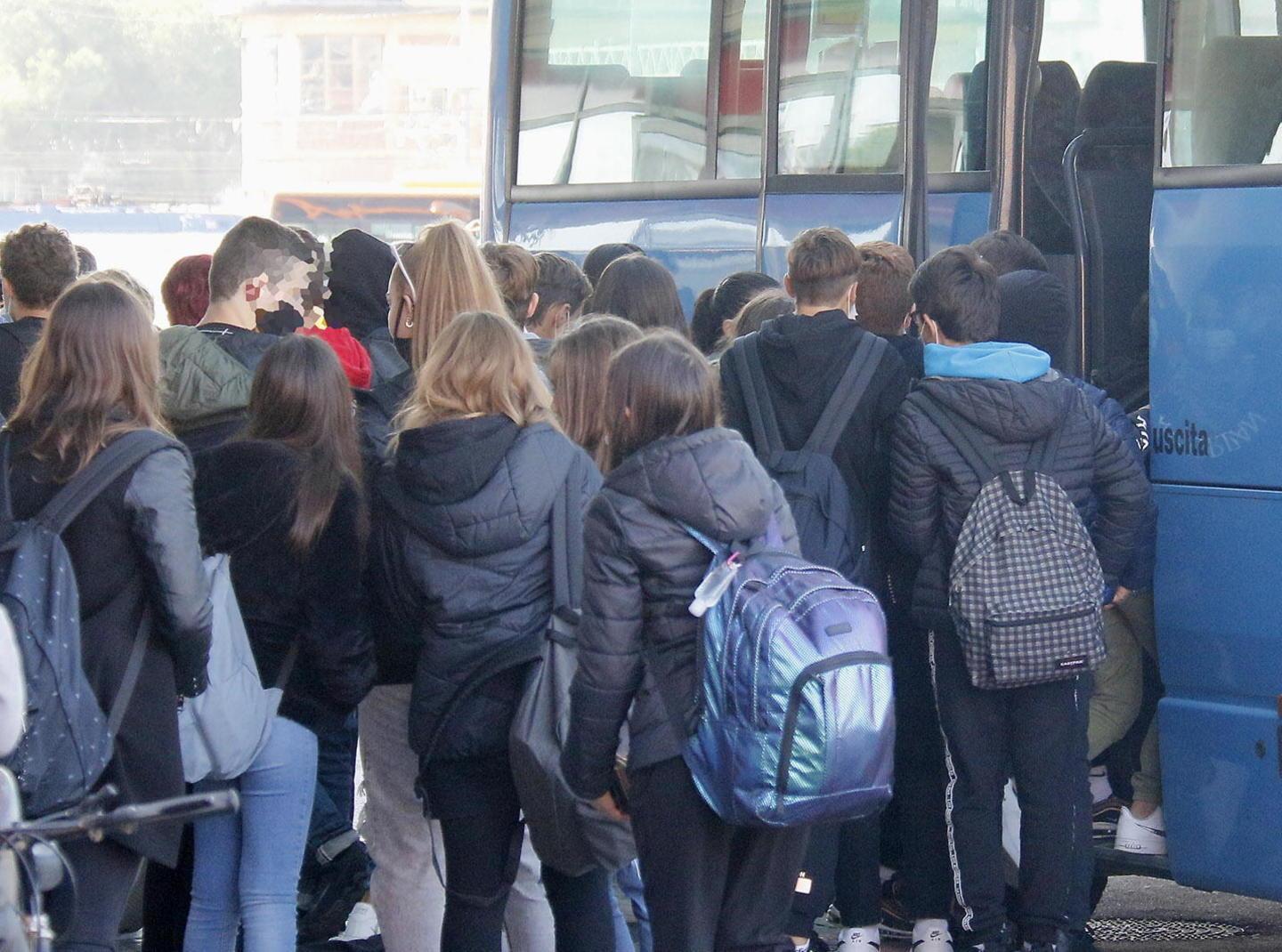 Con la mascherina ma ammassati nella caccia al seggiolino