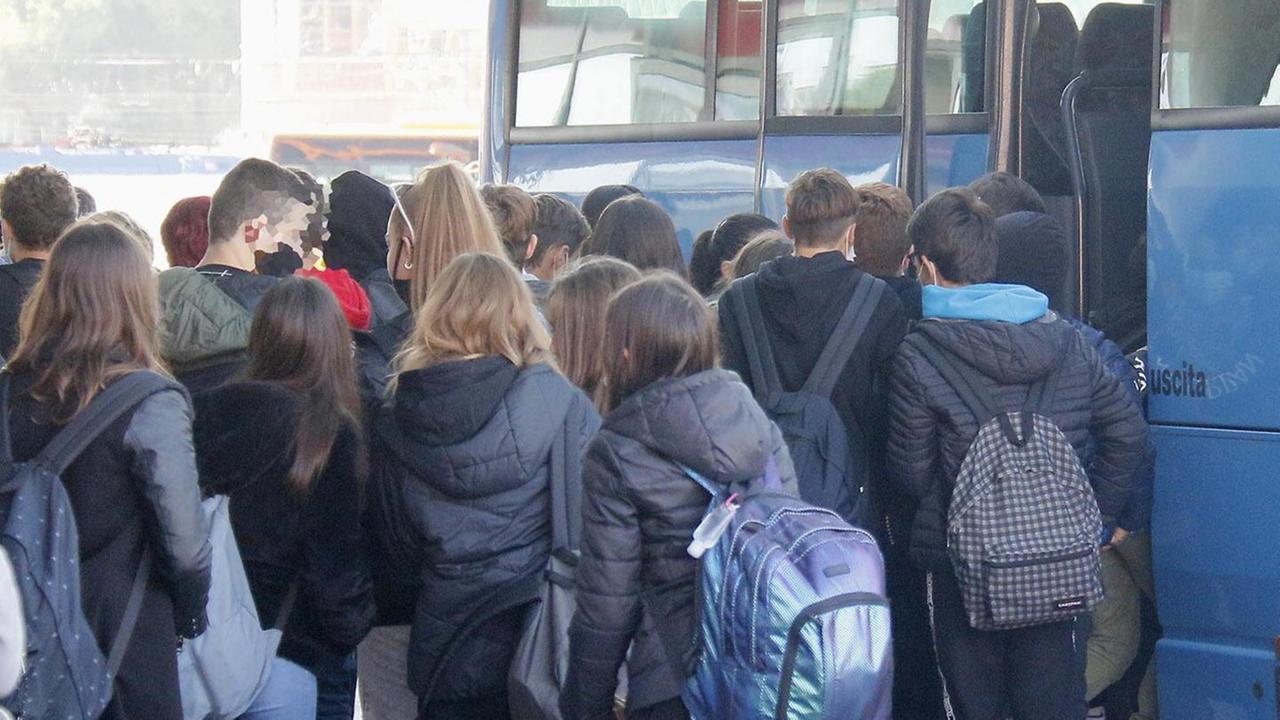Con la mascherina ma ammassati nella caccia al seggiolino
