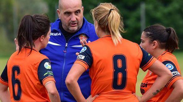 Mister Maurizio Pieri dà indicazioni alle arancioni