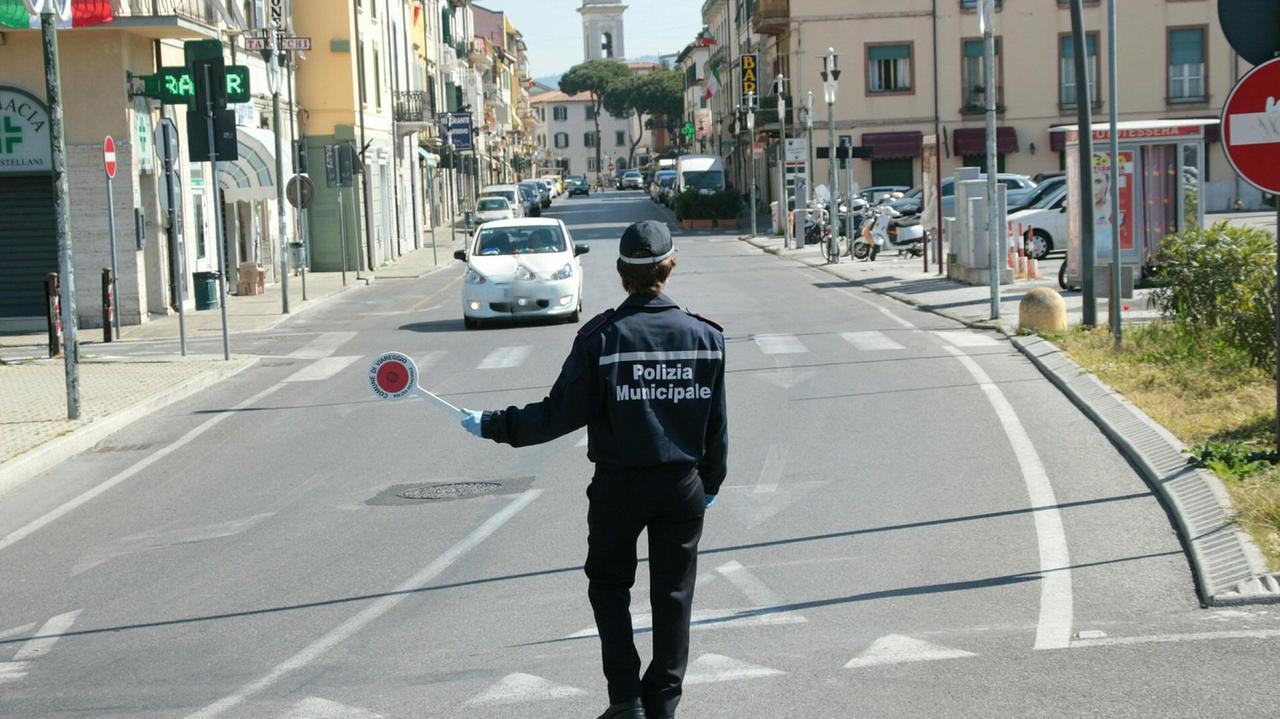 Viareggio pronta a chiudere le zone rosse. I sindaci: «Non lasciateci soli sui controlli»