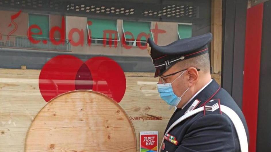 Ubriaco danneggia un ristorante in centro, ferisce un cameriere e insulta i carabinieri