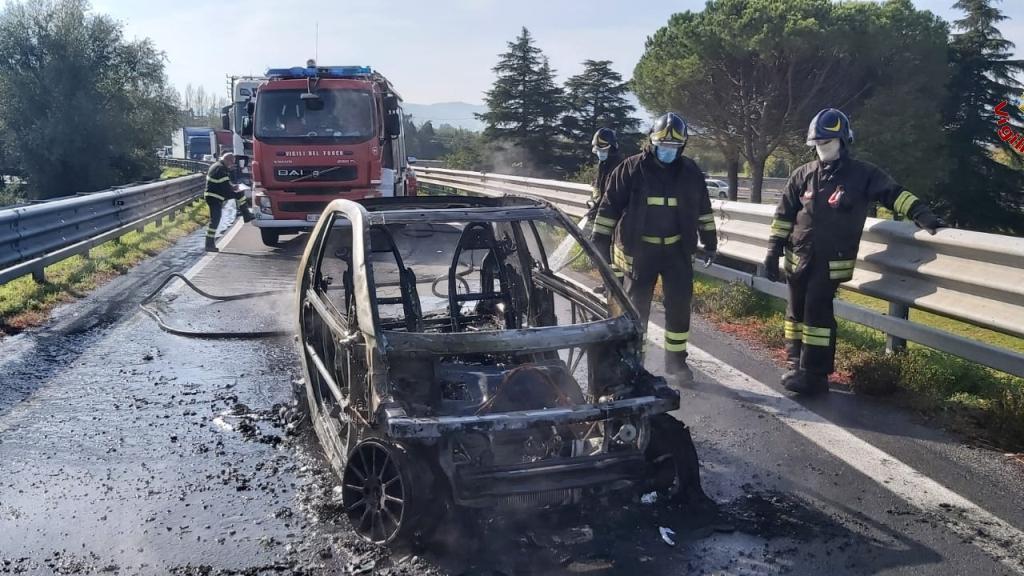 Quello che resta della Smart dopo l'incendio sulla rampa autostradale