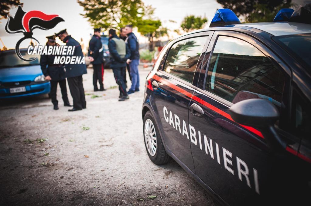 Modena, strappa il telefono dalle mani di una studentessa: arrestato 