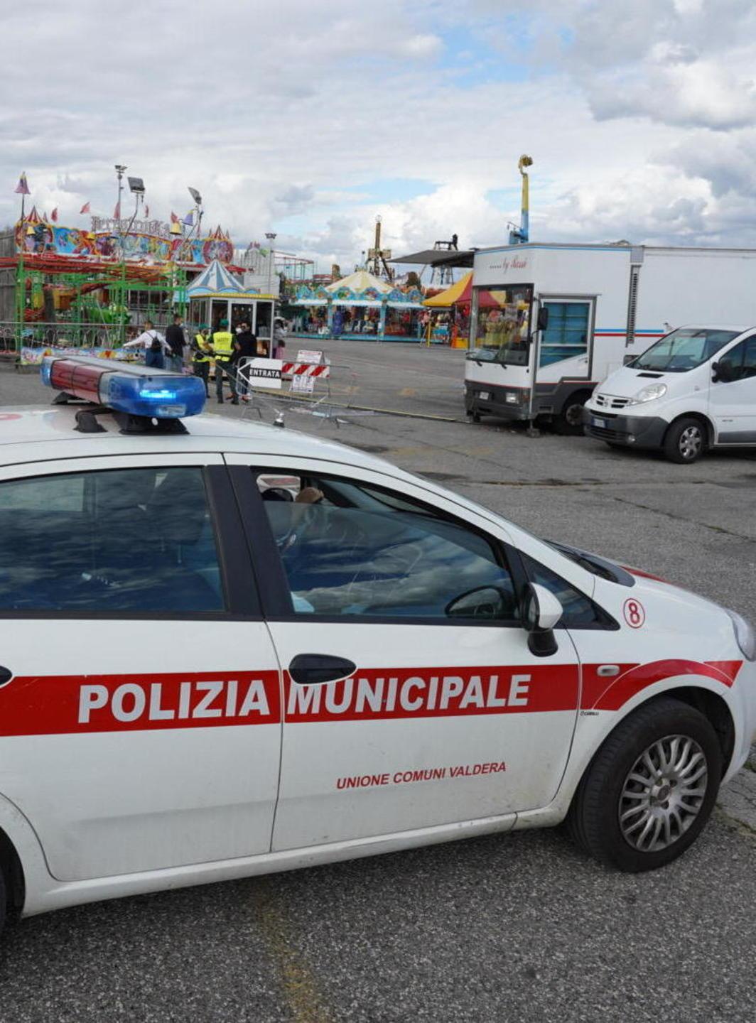 Un controllo della polizia locale (Foto Franco Silvi)