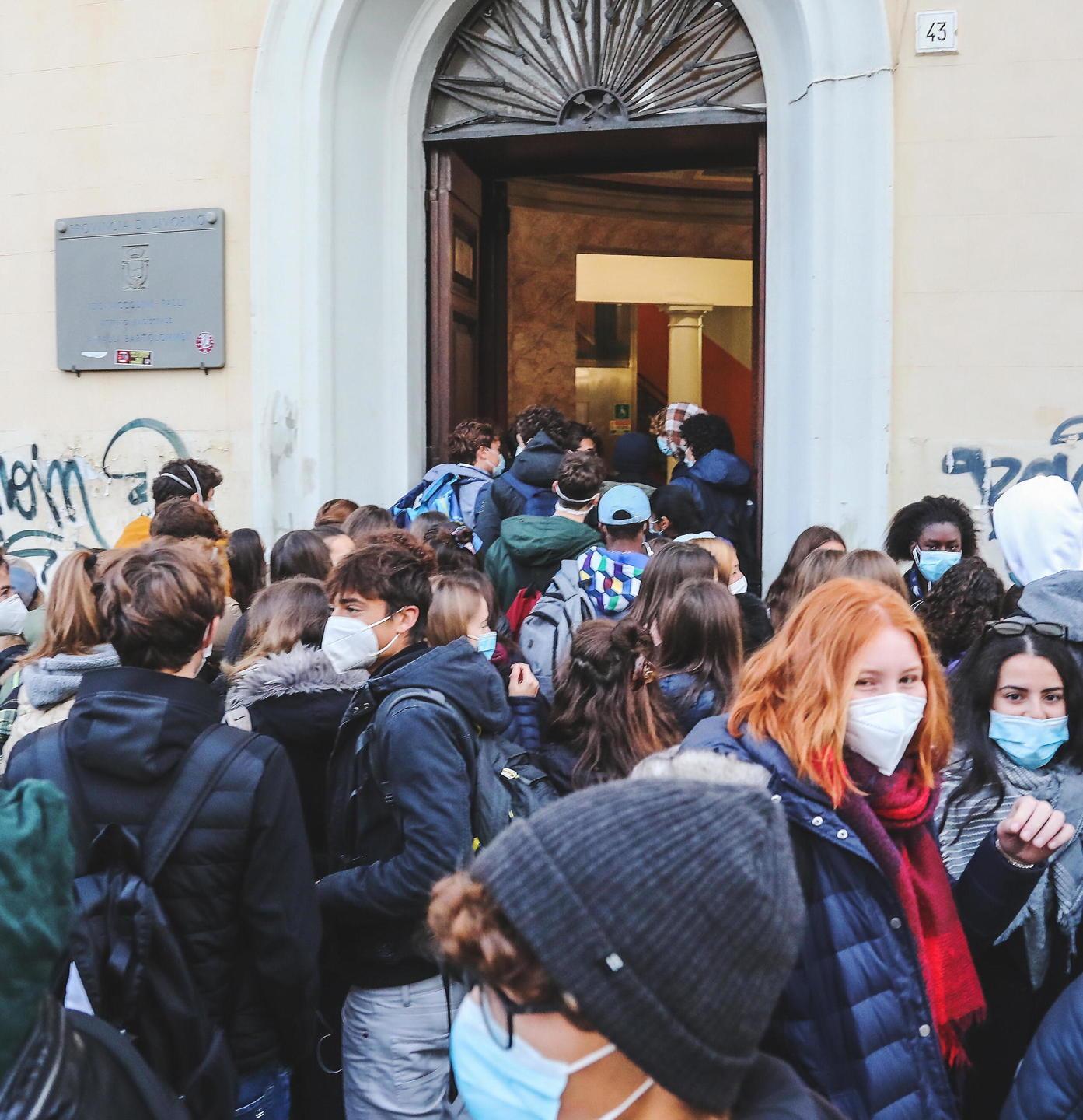 Ecco gli studenti nella succursale del liceo Enriques, ma ora mancano i professori 