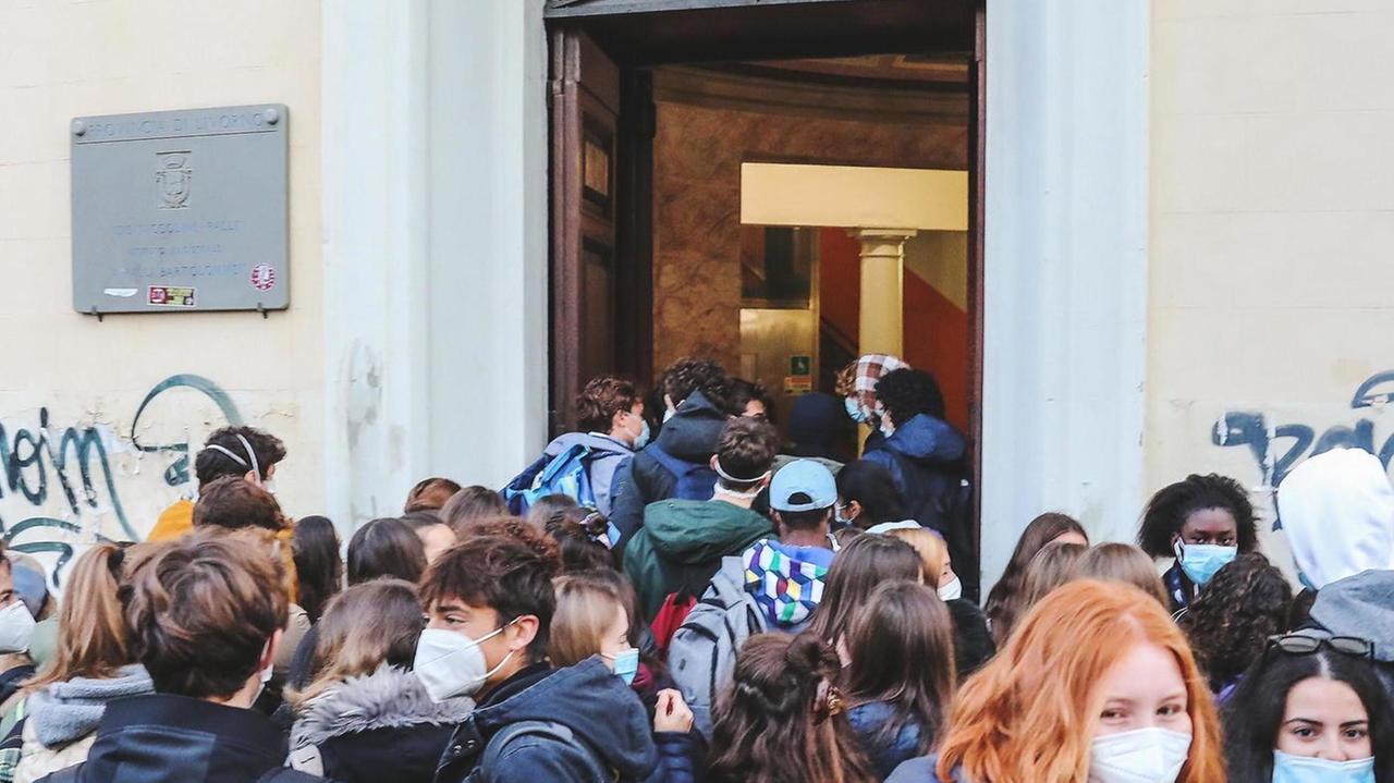 Ecco gli studenti nella succursale del liceo Enriques, ma ora mancano i professori