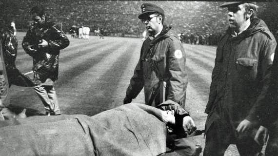 Roberto Boninsegna esce in barella dopo essere stato colpito