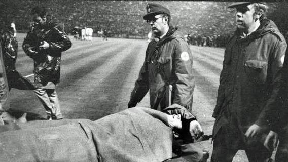 Roberto Boninsegna esce in barella dopo essere stato colpito