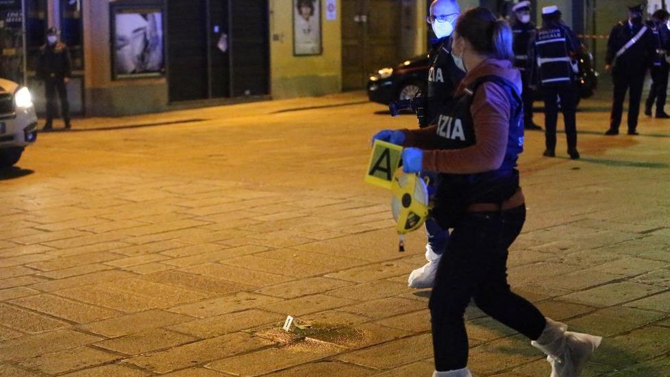 Spara 9 colpi di pistola in centro storico Feriti cinque giovani, uno è gravissimo