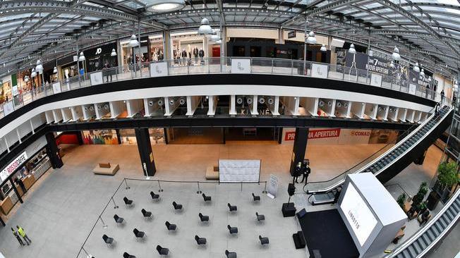 Covid, Piemonte chiude i centri commerciali nel weekend