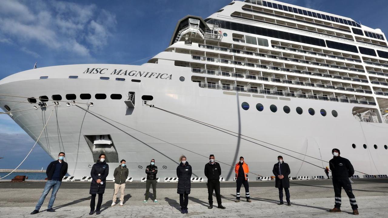 La Msc Magnifica all'Alto Fondale nel porto di Livorno