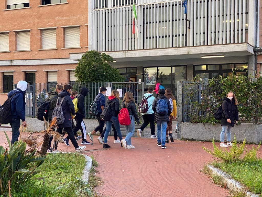 Altri studenti contagiati, chiuse per precauzione due scuole dell'isola d'Elba